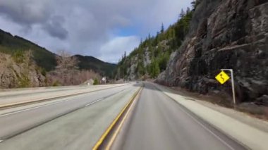 Güneşli bir günde Manzaralı Yol. Mavi Gök, Bulutlar ve Ağaçlar. Squamish, British Columbia, Kanada yakınlarındaki Sky Highway 'e.