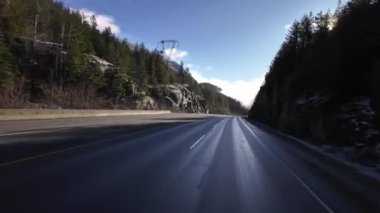 Güneşli bir günde Manzaralı Yol. Mavi Gök, Bulutlar ve Ağaçlar. Squamish, British Columbia, Kanada yakınlarındaki Sky Highway 'e.
