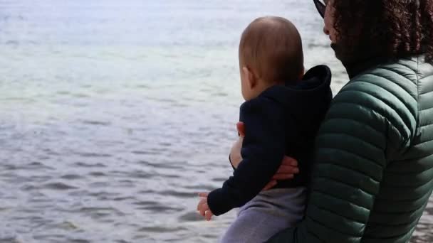 Mãe Segurando Menino Pela Água Temporada Primavera Chilliwack Lake British — Vídeo de Stock