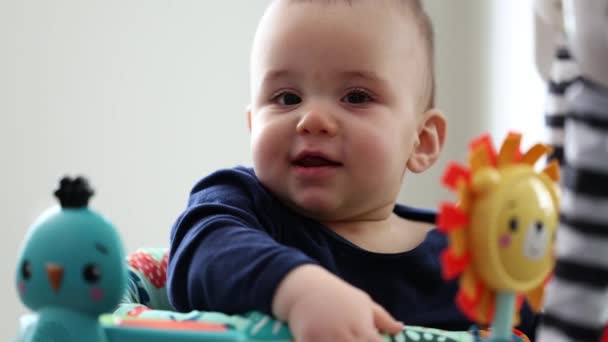 Cute Baby Boy Baby Bouncer Acasă Joc Pentru Sugari Centrul — Videoclip de stoc