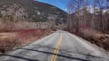 Güneşli bir günde dağlarla ve ağaçlarla çevrili Manzaralı Yol. Bahar sezonu. Pemberton Otoyolu, British Columbia, Kanada.
