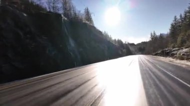 Güneşli bir günde Manzaralı Yol. Mavi Gök, Bulutlar ve Ağaçlar. Squamish, British Columbia, Kanada yakınlarındaki Sky Highway 'e.