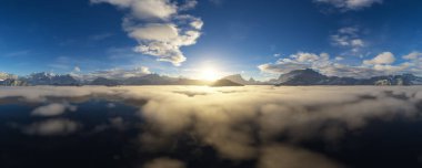 Bulutlar ve Dağ manzarasının dramatik hava manzarası. Doğa Arkaplanı. 3d Hazırlama