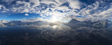 Bulutlar ve Dağ manzarasının dramatik hava manzarası. Doğa Arkaplanı. 3d Hazırlama