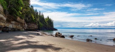 Pasifik Okyanusu 'nun batı kıyısındaki Sandy Plajı. Mystic Beach, Juan de Fuca Patikası, Vancouver Adası, BC, Kanada.