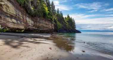 Pasifik Okyanusu 'nun batı kıyısındaki Sandy Plajı. Mystic Beach, Juan de Fuca Patikası, Vancouver Adası, BC, Kanada.