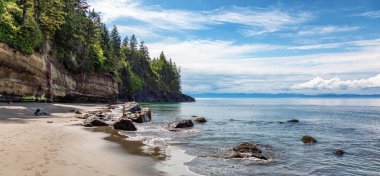 Pasifik Okyanusu 'nun batı kıyısındaki Sandy Plajı. Mystic Beach, Juan de Fuca Patikası, Vancouver Adası, BC, Kanada.