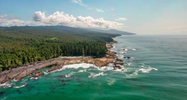 Pasifik Okyanusu 'nun batı kıyısının havadan görünüşü. Güneşli Bulutlu bir gün. Vancouver Adası, BC, Kanada.