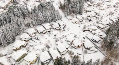 Kenar mahallelerde karla kaplı evler. Büyük Vancouver, BC, Kanada.