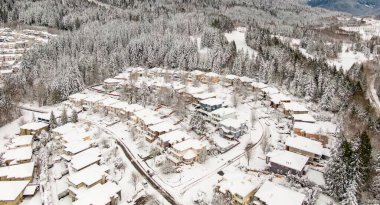 Kenar mahallelerde karla kaplı evler. Büyük Vancouver, BC, Kanada.