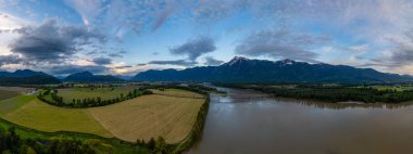 Vadi 'deki Kanada Dağ Manzarası' nın hava manzarası. Güneşli bir gün. Fraser Vadisi, BC, Kanada.