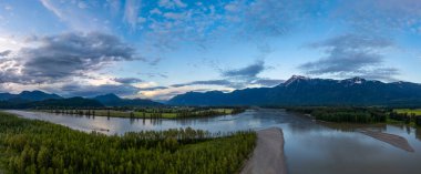 Vadi 'deki Kanada Dağ Manzarası' nın hava manzarası. Güneşli bir gün. Fraser Vadisi, BC, Kanada.