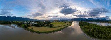 Vadi 'deki Kanada Dağ Manzarası' nın hava manzarası. Güneşli bir gün. Fraser Vadisi, BC, Kanada.