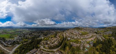 Dramatik bulutlu bir günde, küçük bir şehirde Dağ Tepesi 'ndeki evler. Hava Panoraması. BC, Kanada.