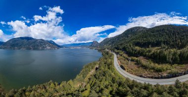 Howe Sound 'da denizden Sky Highway' e, Batı Kıyısı Okyanusu ve Dağ Manzarası. Squamish, BC, Kanada.