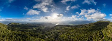 Vadi 'deki Kanada Dağ Manzarası' nın hava manzarası. Güneşli Günbatımı. Fraser Vadisi, BC, Kanada.