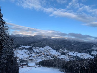 Ukrayna 'daki Bukovel tatil beldesinde Karpat Dağları' nın fotoğrafı.