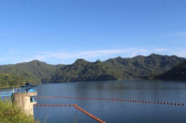 Sempor rezervuarı mavi ve berrak suyuyla