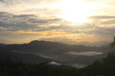 Dağın üstünde güzel bir gün batımı