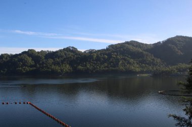 Güzel göl manzarası