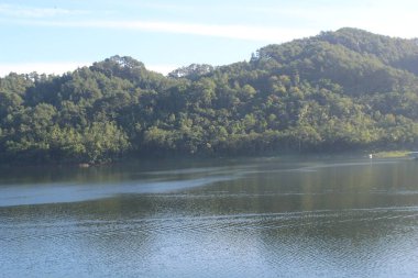 Dağlardaki göl manzarası