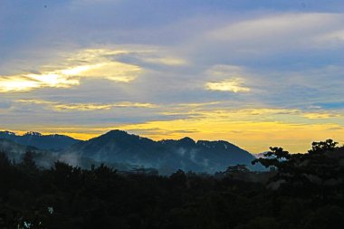 Dağlarda gün batımı