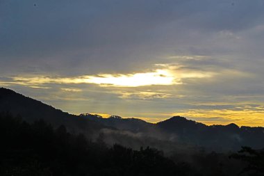 Dağın üstünde güzel bir gün batımı