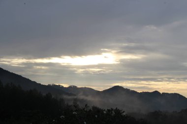 Dağlarda güzel bir gün batımı