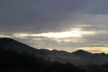 Dağlarda güzel bir gün batımı