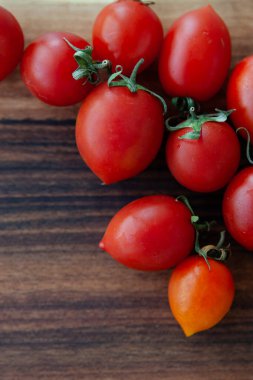 Tahta masadaki kiraz domatesleri.