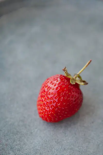 Koyu arkaplanda taze bir çilek.