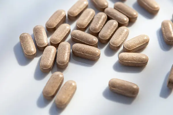 Beyaz arka planda tıbbi ilaçlar