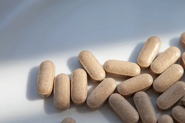 yakın plan - beyaz arka planda tıbbi ilaçların yakın plan.