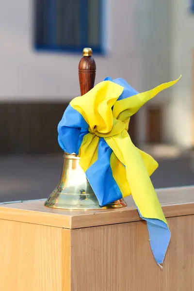 Mavi ve sarı kurdeleli okul zili. Okul yılının başlangıcı