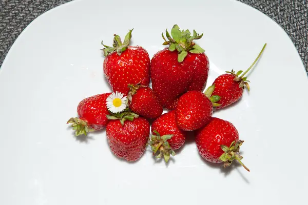 Beyaz tabak içinde çilek meyve