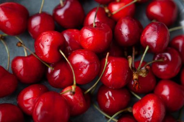 Koyu arkaplanda kırmızı kirazlar.