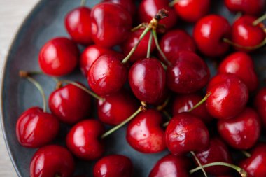 Olgun kırmızı kirazlar tabakta.