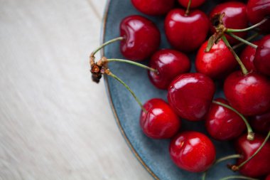Tahta masadaki kasede taze kırmızı böğürtlen. kapat - kopyala alanı