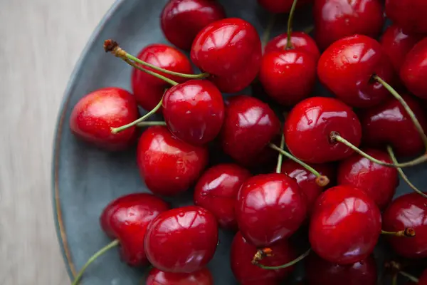 Tatlı kırmızı kirazlar tabakta, üst manzara