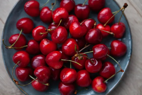 Taze kırmızı kiraz üzümü.
