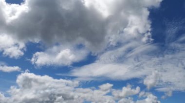 güzel mavi gökyüzü beyaz bulutlar ile video