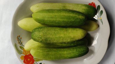 Beyaz arka planda taze yeşil salatalık.