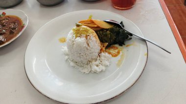 sebzeli pilav ve sos.