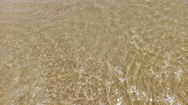 Sahildeki deniz dalgaları