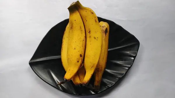 muz bir tabak içinde