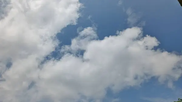 Bu fotoğraf parlak mavi bir gökyüzü ve beyaz bulutları gösteriyor..