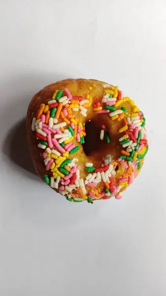 Bu fotoğraf renkli malzemeli bir çörek gösteriyor..