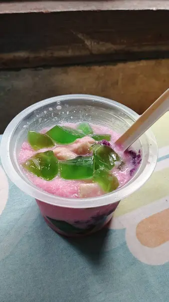 Bu fotoğraf, plastik şapkalı bir doger gösteriyor.