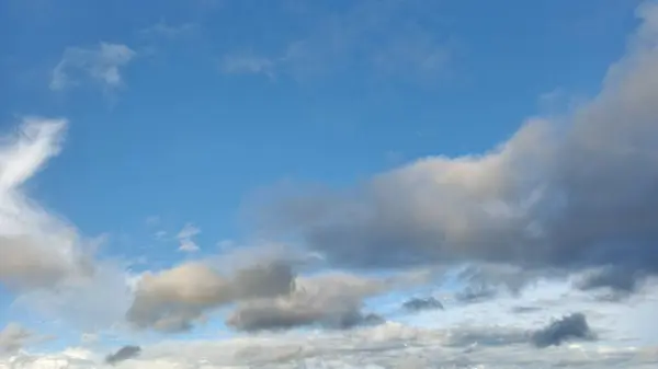 Mavi ve parlak gökyüzü manzarası ve birkaç beyaz bulut