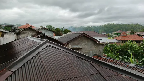 Bu fotoğraf köydeki bir evin çatısını gösteriyor..